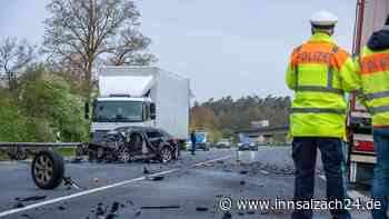 Horror-Unfall in Bayern: Frau (†30) kracht mit Audi frontal in Lastwagen und ist sofort tot