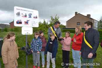 Kinderen onthullen feestelijk de namen van gemeentelijke speelpleintjes
