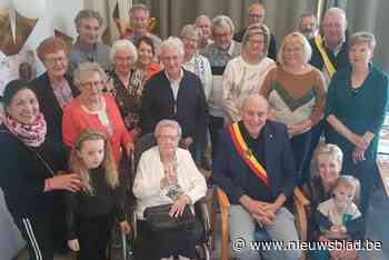 Rachel blaast 104 kaarsjes uit