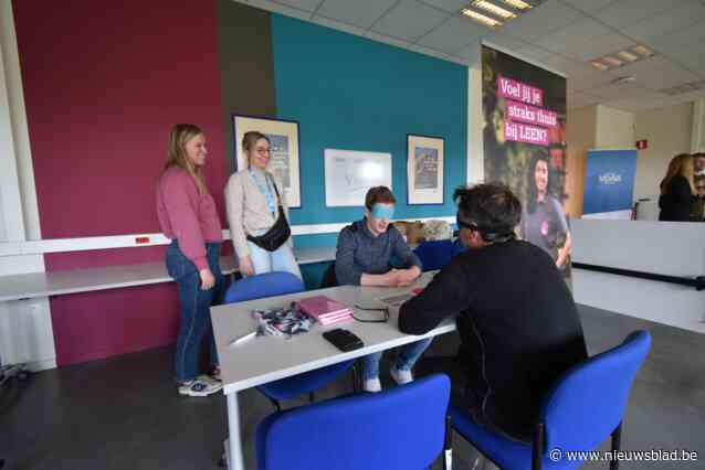 Winkelmedewerkers solliciteren geblinddoekt tijdens jobevent: “Op een email of een cv kan je niet altijd voortgaan”