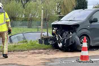 Wagen belandt in gracht na aanrijding: vrouw (54) lichtgewond