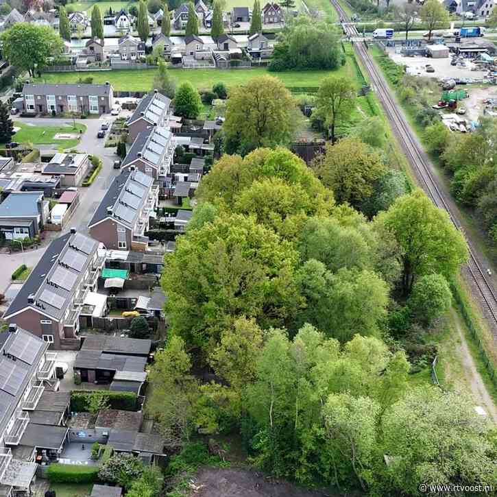Vroomshopers 'leenden' jarenlang stukje extra achtertuin van ProRail, maar nu moet alles ineens weg: 'Niemand begrijpt waarom'
