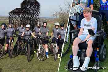 Mountainbikedames trekken wandelschoenen aan voor zieke Lander