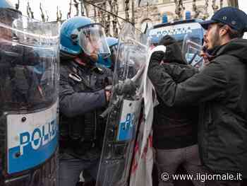 "Non siamo carne da macello". L'ira degli agenti per gli scontri con gli anarchici
