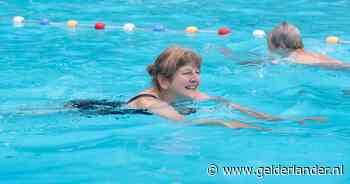 Badmeester Cees beloofde dat het water 24 graden zou zijn, maar dat lukte niet: ‘Hagelsteentjes vielen op mijn hoofd’