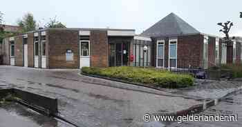 Overbuurvrouw ziet man zich in brand steken bij huisartsenpraktijk: ‘Ben misselijk van de emoties’