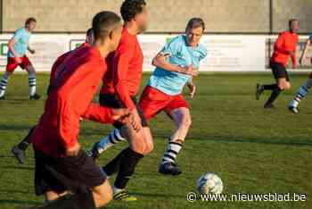 Minister Van Tigchelt voetbalt tegen gedetineerden van gevangenis die hij sluit: “Zelfs met Bart Goor in onze ploeg zijn we kansloos”