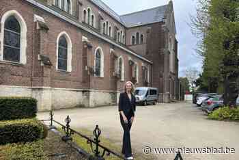 Ondernemers en creatievelingen welkom in containers onder kerktoren: “We hopen dat ze nadien bij ons blijven”