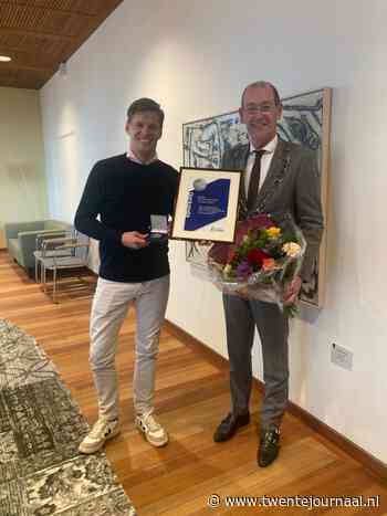 Zilveren erepenning voor Tennisvereniging TC t WeusthagTer ere van het 100jarig bestaan