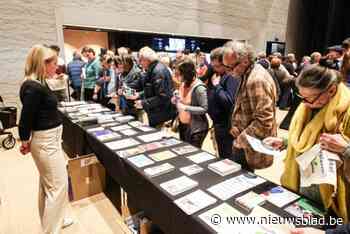 Kapels gemeentebestuur verwelkomt 400 nieuwe inwoners op infoavond in zaal LUX: “Hier is alles wat je nodig hebt”