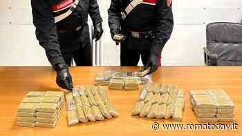 Pusher in moto, nel borsone nove chili di hashish