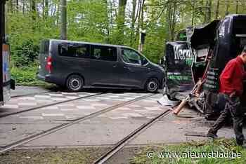 Tram- en vrachtwagenbestuurder gewond na aanrijding