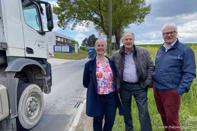 Werken gestart aan 450 meter lange sleuf die fietsers van vrachtverkeer moet scheiden Veilige fiets- en weginfrastructuur als sluitstuk van grote werken in industriezone Westvaartdijk: “Twee fietstunnels moeten fietsers van vrachtverkeer scheiden”