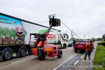 Bestelwagen smakt tegen elektriciteitspaal: Passerende vorkheftruck heft kabels op zodat verkeer door kan