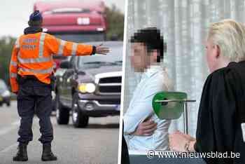 Politieagenten geslagen, geschopt en bespuwd tijdens verkeerscontrole: verdachte (24) riskeert celstraf