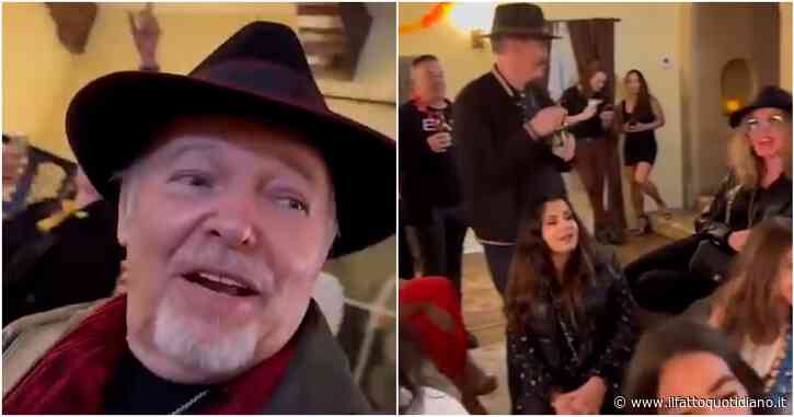 25 aprile, Vasco Rossi pubblica un video mentre canta Bella Ciao: “Auguri a tutti in questa bella Repubblica democratica e Antifascista”