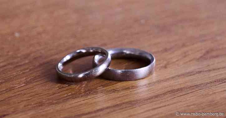 Mehr als 600 Paare holen sich spontane Segnung