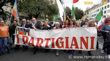 VIDEO | Anpi si riprende Porta San Paolo: in testa al corteo del 25 aprile anche il padre di Ilaria Salis