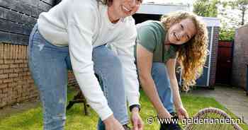 Wandelende zussen Lieke en Silke strijden tegen dodelijke longziekte in familie: ‘Als je het hebt, ga je eraan dood’