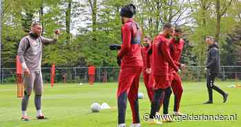 NEC’ers weer bijeen na mislopen KNVB-beker: grotere voetbalschoenen voor Sow, gedol op de training en een handshake met Meijer