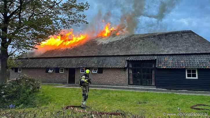 Huis met rieten kap in brand: 'Alle mensen en dieren zijn veilig buiten'