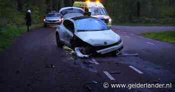 Auto knalt hard tegen boom: bestuurder gewond, ravage op de weg