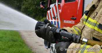 Brand in schuur, vrees dat vuur overslaat naar kringloopwinkel