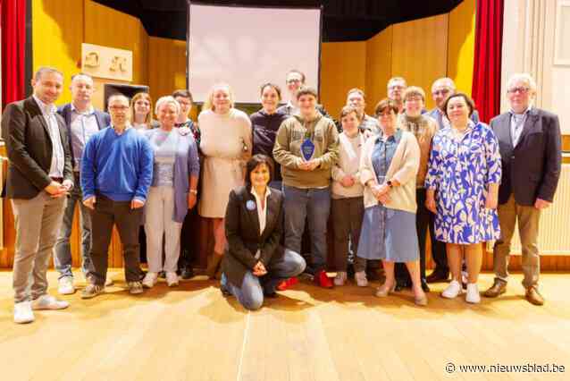 Open VLD Kruisem geeft Blauwe Pluim aan vzw De Bolster, Huis Zingem