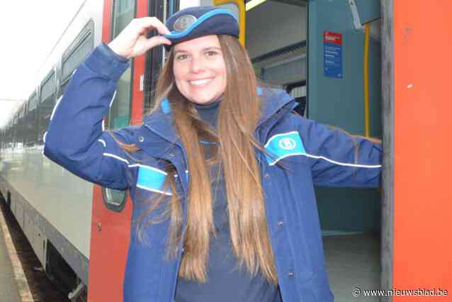 Elke postte per ongeluk filmpje op TikTok en is nu populairste treinbegeleidster van NMBS: “Jongeren zwaaien naar mij, vragen een foto of zelfs een knuffel”