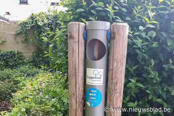 Gemeentearbeiders ontwerpen en plaatsen hondenpoeppaal