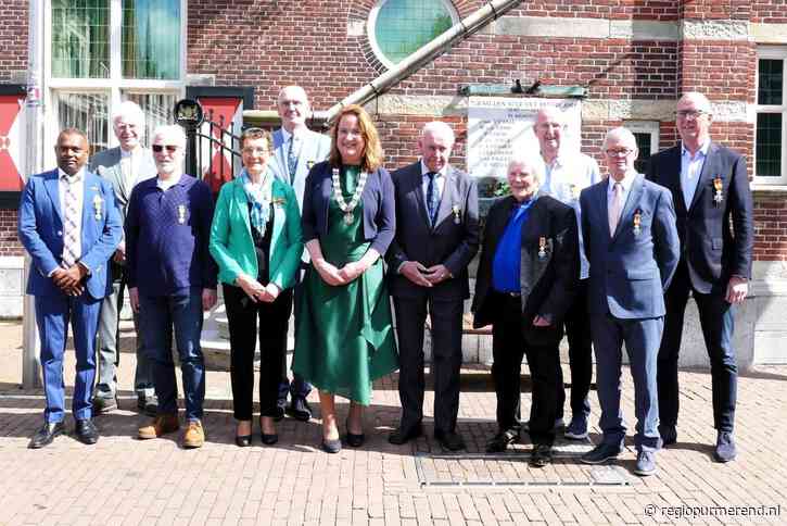 Lintjesregen Purmerend: Burgemeester reikt 10 Koninklijke onderscheidingen uit