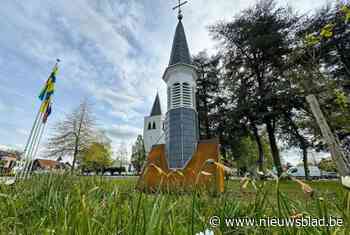 Torentje Heilige Familieschool na drie jaar terug in Bosmolens: “Ook windhaan schittert in al zijn glorie”