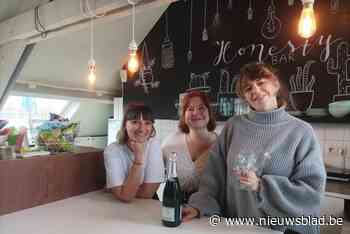 Co-workers organiseren TittyBounce voor borstkankeronderzoek: “Wat is 10.000 stappen op de dansvloer? Niets!”