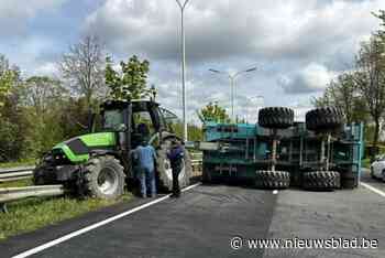 N60 tijdlang afgesloten door gekantelde aanhangwagen met steengruis