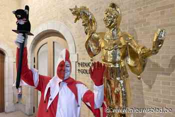 Gouden nar voor het eerst van dichtbij te bewonderen: “Straks staat hij terug op het dak van de Lakenhallen”