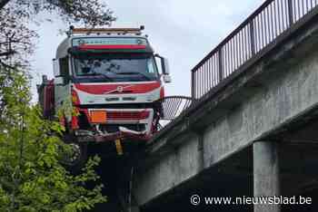 Aanrijding tussen vrachtwagen en mobilhome op E313: nog erg lange wachttijden, nu ook ongeval gebeurd in andere rijrichting