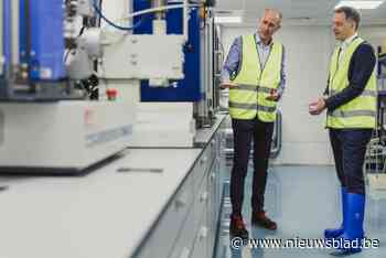 Premier De Croo brengt bezoek aan laarzenproducent Bekina: “We exporteren naar de hele wereld, maar blijven trouw aan onze stek in Vlaamse Ardennen
