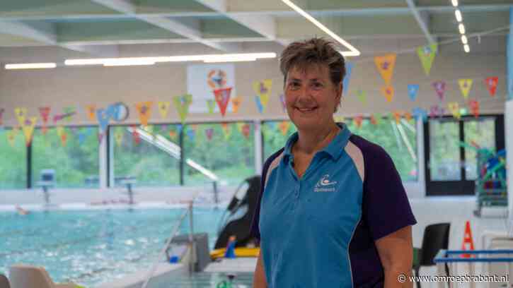 Zwemlerares Rianne neemt na 45 jaar met natte oogjes afscheid van haar bad