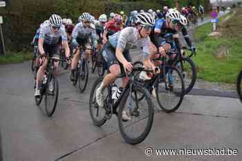 Hanna Theys combineert het voetbal met het koersen: “Al staat mijn ploegleider daarvoor niet te juichen”