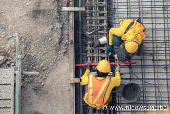 Bouwvakkers vluchten over daken bij werfcontrole: aannemer krijgt fikse boete voor zwartwerk