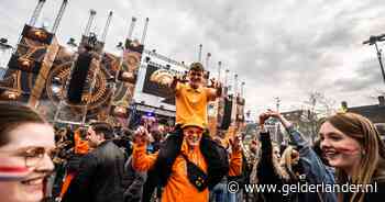 LIVE Koningsnacht in Arnhem | Hoge bierprijzen • Extra bussen voor feestvierders • Blijft het droog?