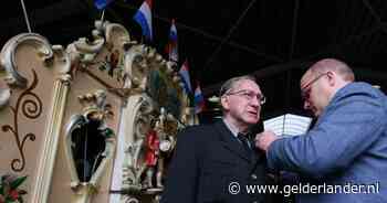 Wim rijdt burgemeester rond in T-Ford tijdens lintjesroute, maar krijgt op het laatst zélf een onderscheiding
