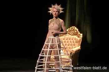 Zwei Stunden mit Kaiserin Stasi der Ersten in der Paderhalle