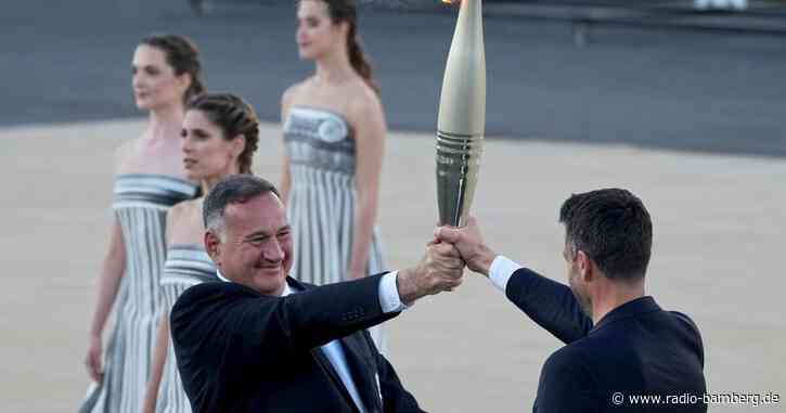 Griechen übergeben olympisches Feuer an Paris