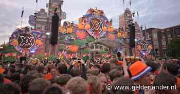 LIVE Koningsnacht in Arnhem | Keihard meezingen met tiktokster Roxy Dekker • Stad volgestroomd met feestvierders