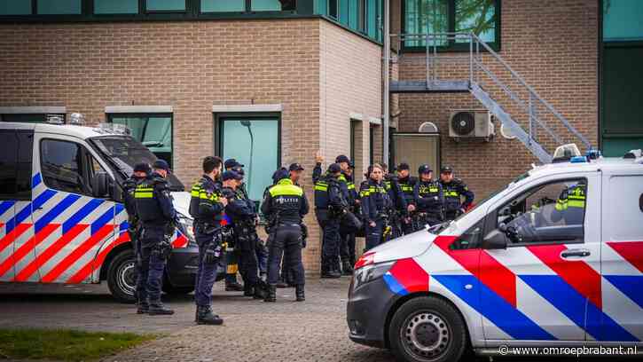 Krakers bekogelen bouwvakkers met stenen en flessen, kraakpand ontruimd