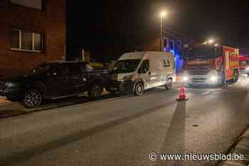 Bestelwagen bolt weg zonder bestuurder, maait verkeersbord neer en botst tegen geparkeerde wagen