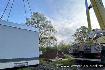 Sewikom stellt Technikzentrale mit Kran in Dössel auf