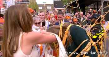 Amalia per ongeluk bedolven onder berg oranje linten, zus Alexia schiet te hulp