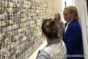 Voormalig topscheidsrechter Bibiana Steinhaus-Webb bezoekt Kazerne Dossin: “Op een plek als deze word je stil”